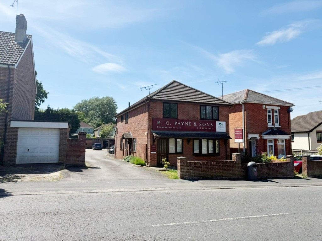 Lot: 48 - FORMER FUNERAL DIRECTORS WITH FLAT ABOVE AND LAND TO THE REAR - View of the front of the building from the road